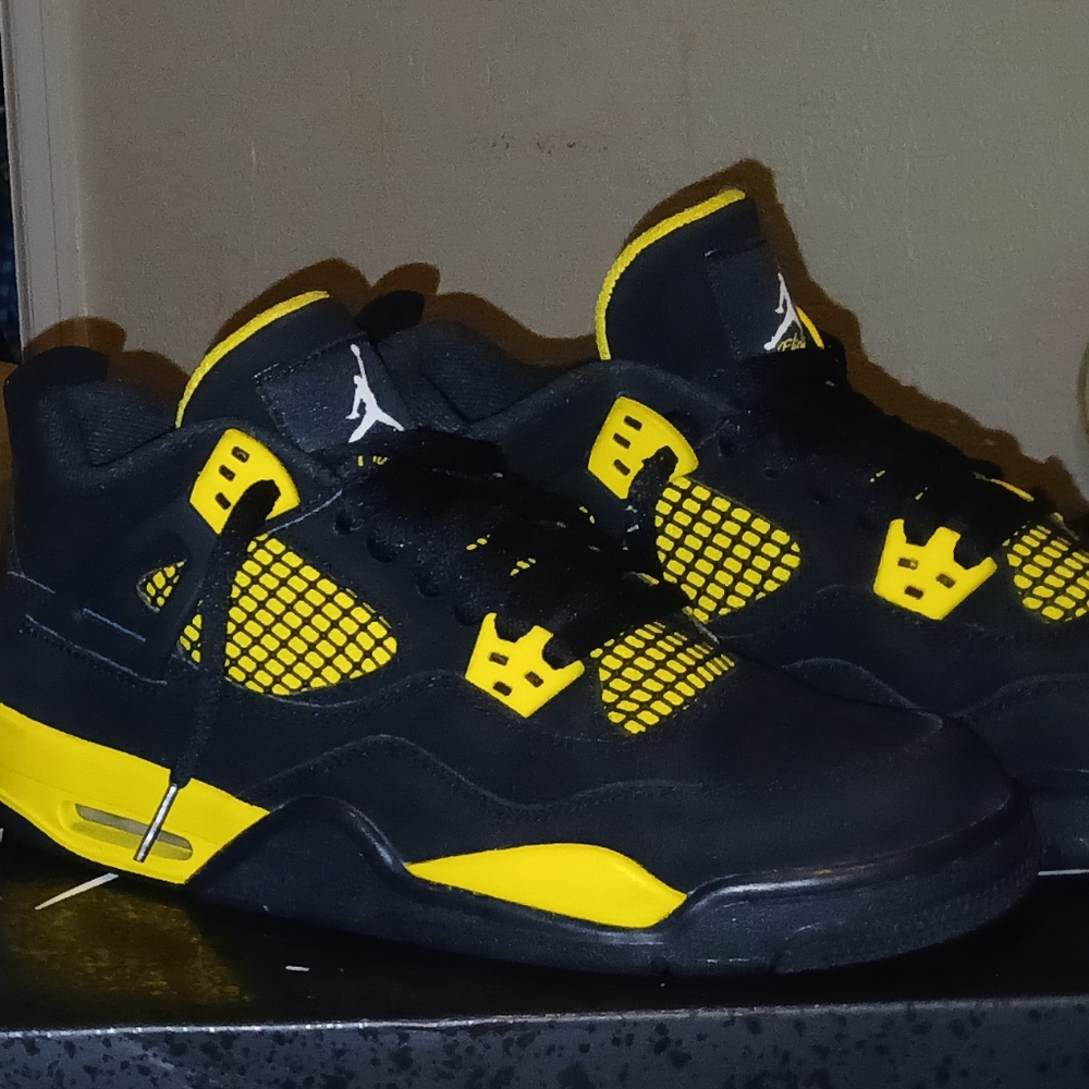 Jordan 4 Thunders